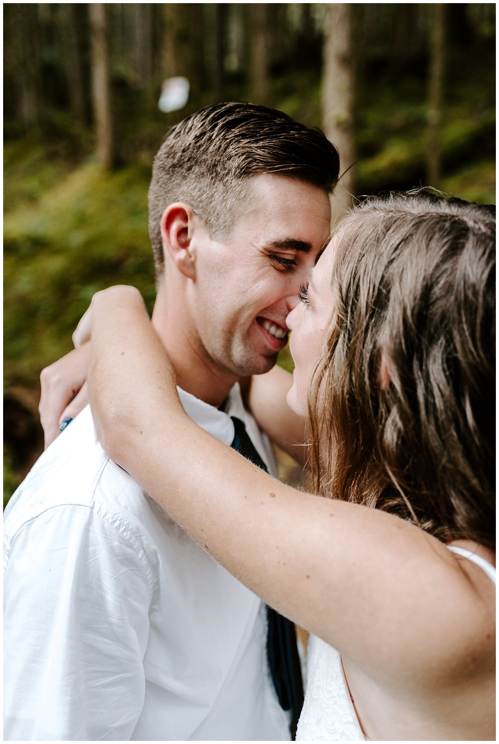 Couple says their vows during their North Cascades Elopement