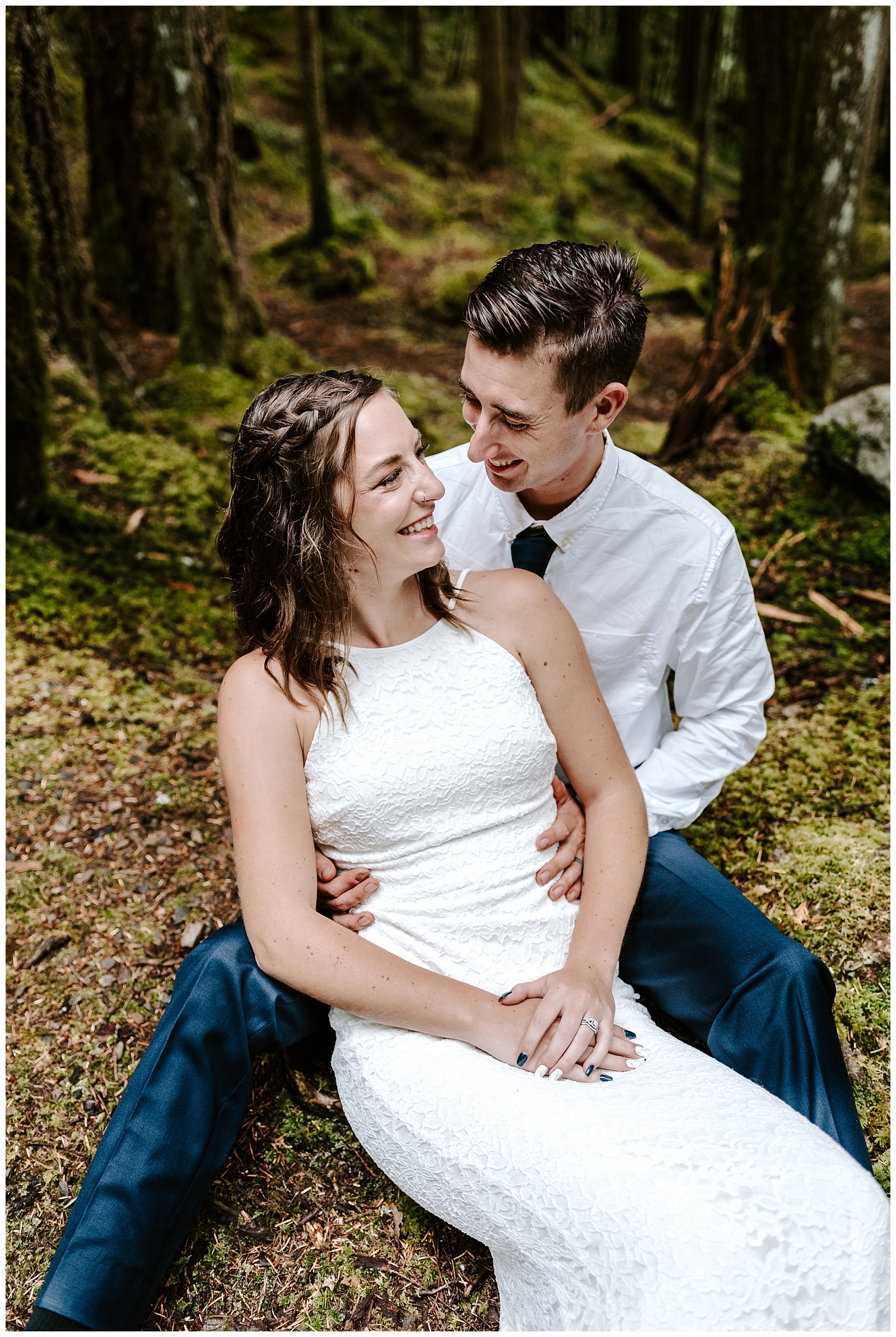 Couple says their vows during their North Cascades Elopement