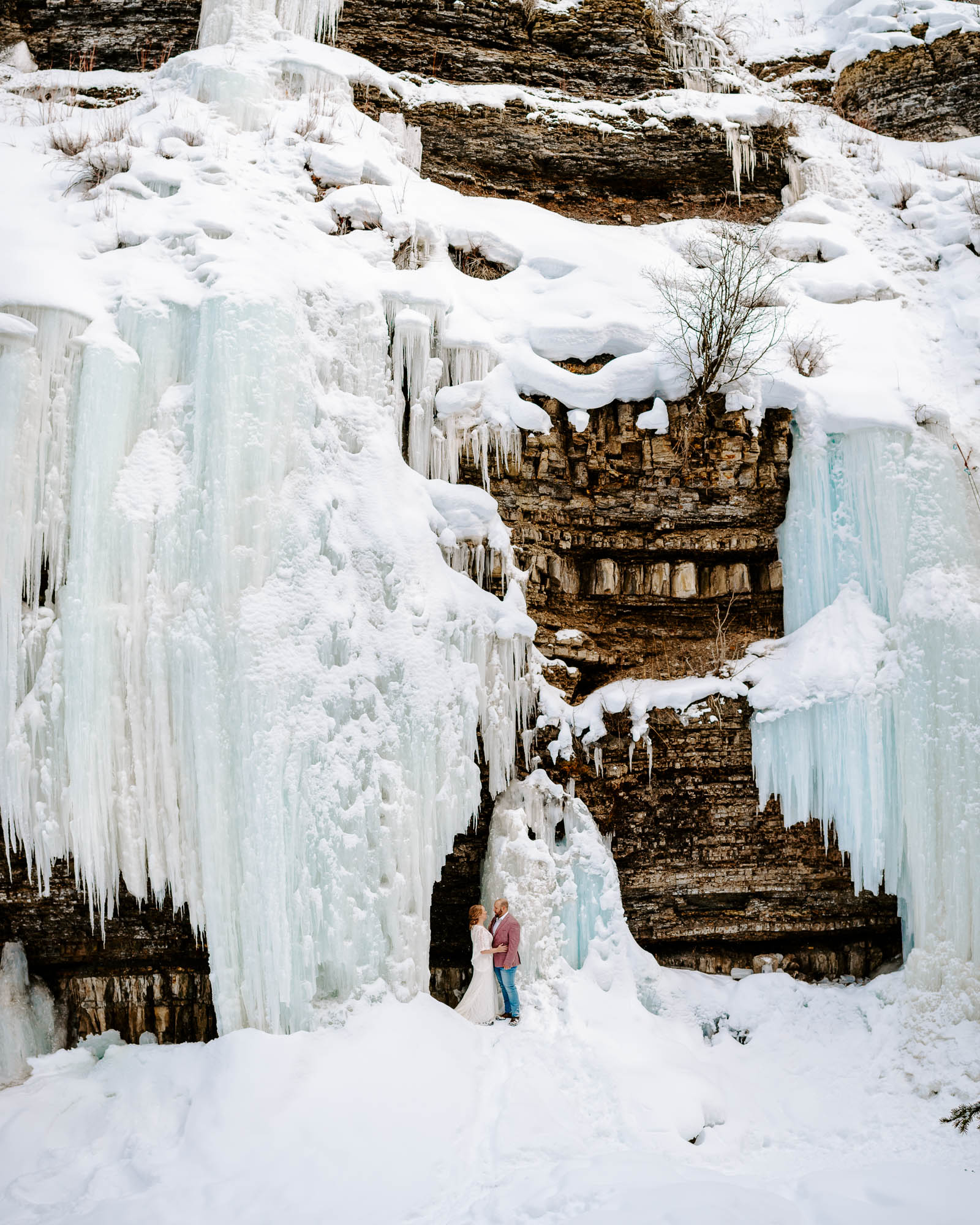 bride and groom elope in alaska during winter